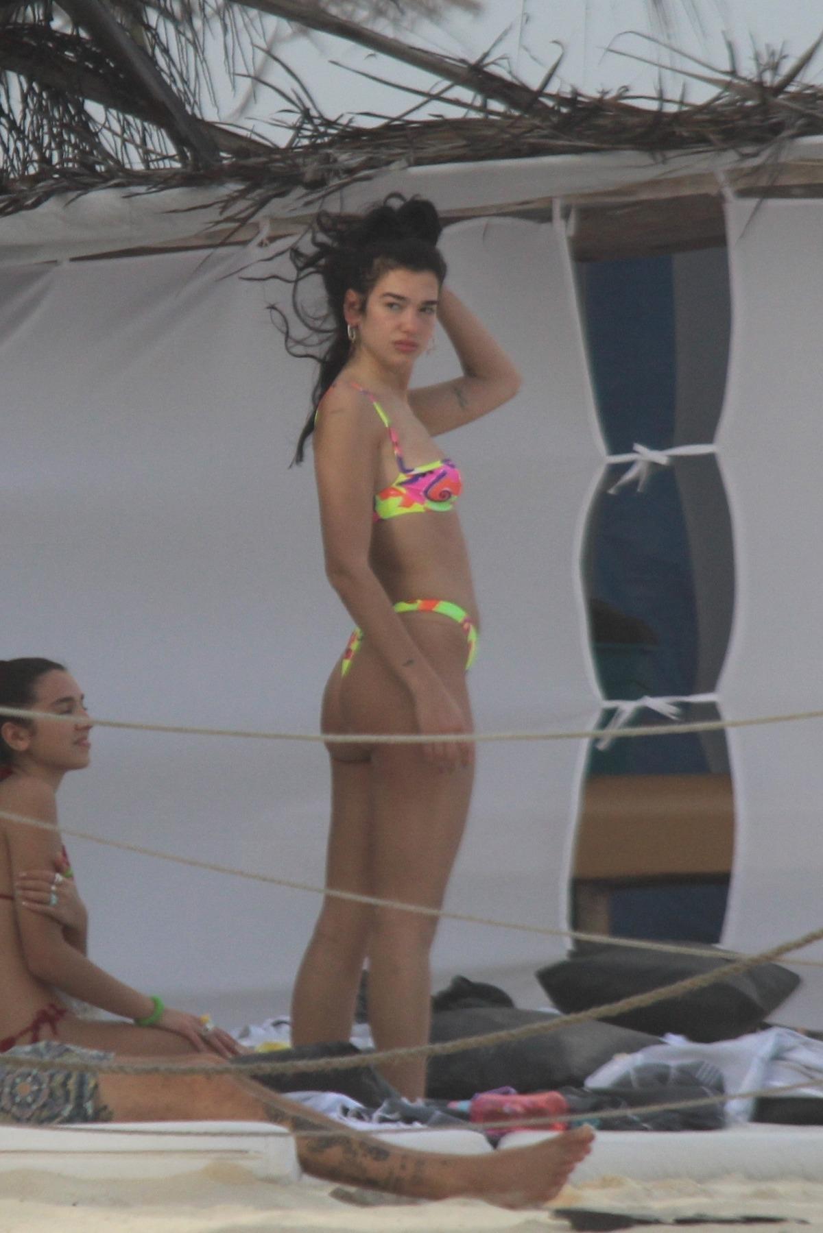 Dua Lipa ile Anwar Hadid kumsalda aşka geldi