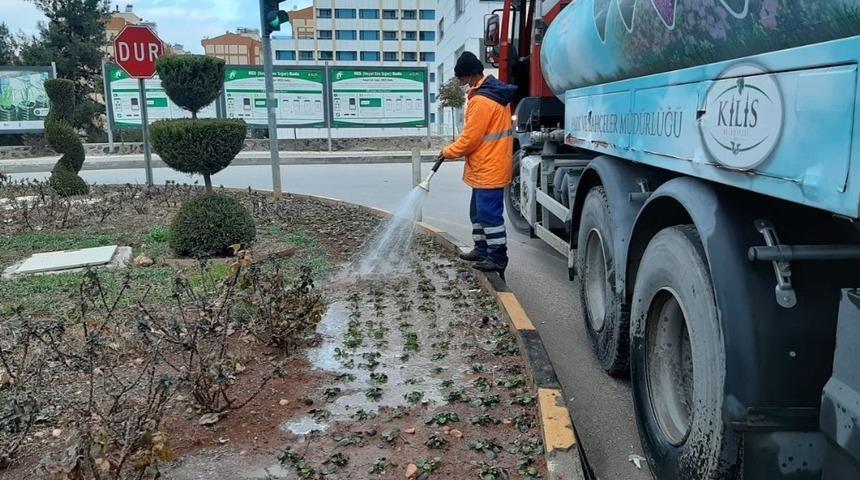 Belediye sokağa &ccedil;ıkma kısıtlamasında hizmet g&ouml;t&uuml;rmeye devam ediyor