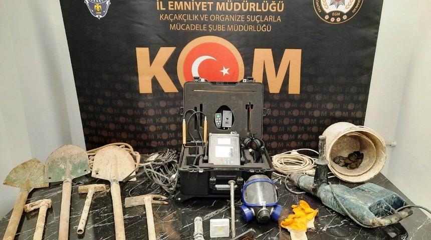 K&uuml;tahya&rsquo;da bir iş işyerinin avlusunda yapılan ka&ccedil;ak kazıya su&ccedil;&uuml;st&uuml;