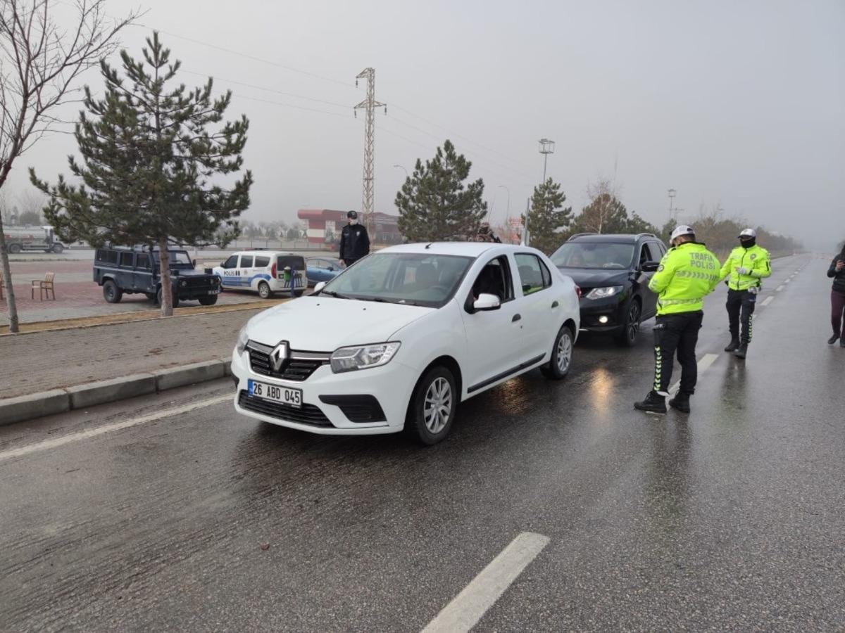 Afyonkarahisar&rsquo;da kısıtlamanın 3. g&uuml;n&uuml;nde denetimler devam ediyor