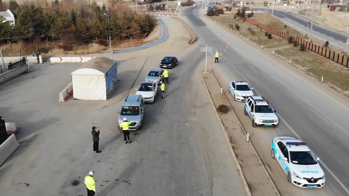 43 ilin ge&ccedil;iş noktasında &rsquo;kısıtlama&rsquo; denetimi: S&uuml;r&uuml;c&uuml;ler tedbirlerden memnun