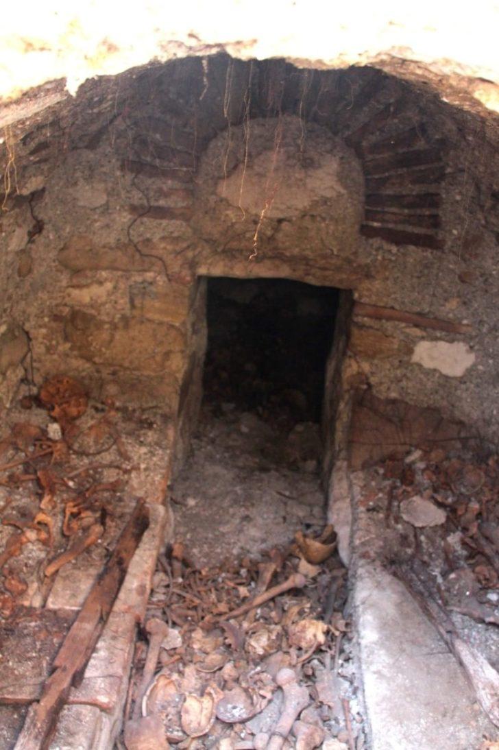 Tarlasını sürerken Roma dönemine ait toplu mezar buldu G2