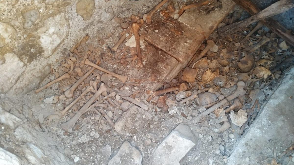 Tarlasını s&uuml;rerken Roma d&ouml;nemine ait toplu mezar buldu