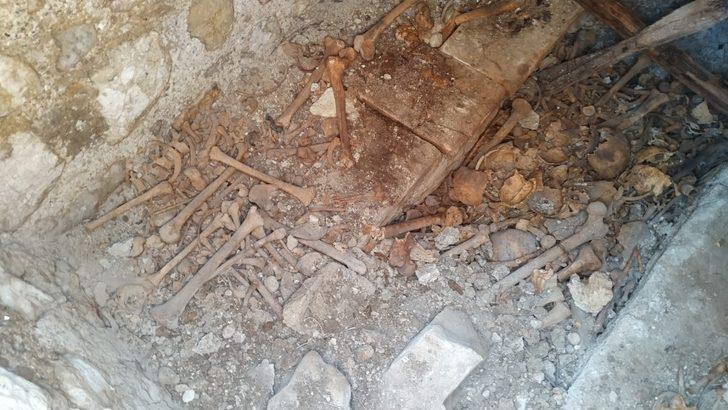 Tarlasını sürerken Roma dönemine ait toplu mezar buldu G1