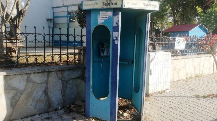 &Ouml;n&uuml;nde uzun kuyruklar oluşurdu, şimdi y&uuml;z&uuml;ne bakan yok