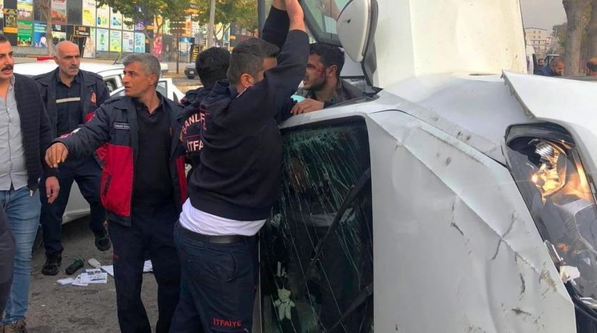 Sokağa &ccedil;ıkma kısıtlamasında trafik kazası: 3 yaralı