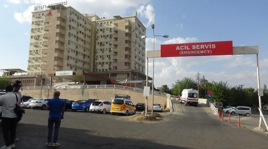 Diyarbakır&rsquo;da &uuml;st&uuml;ne kuma getirildiğini &ouml;ğrenen kadın, kocasını bı&ccedil;akladı