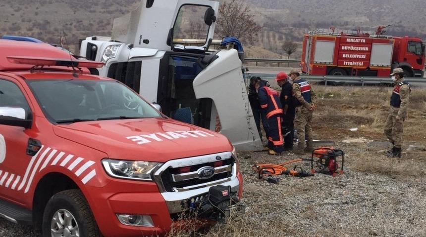 Malatya&rsquo;da tır yan yattı: 1 &ouml;l&uuml;