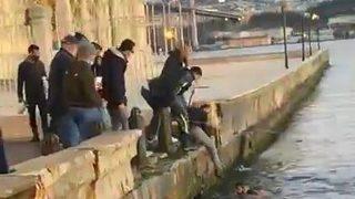 Beşiktaş'ta hareketli anlar! Özel harekat polisi denize atlayıp turisti kurtardı  