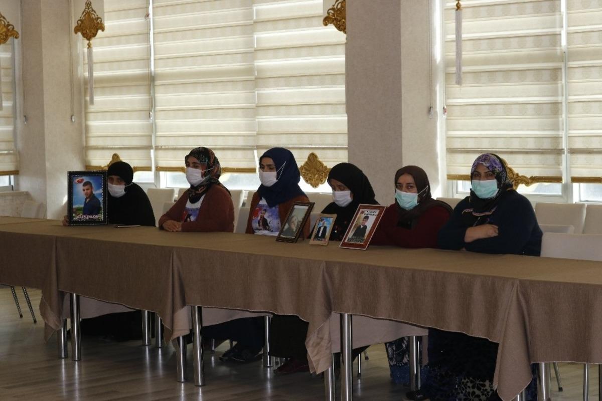 Diyarbakır anneleri kısıtlamaya rağmen eylemlerini s&uuml;rd&uuml;r&uuml;yor