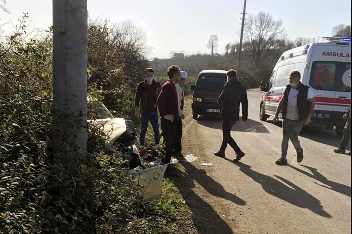 Kontrolden &ccedil;ıkan ara&ccedil; elektrik direğine &ccedil;arptı: 1 yaralı