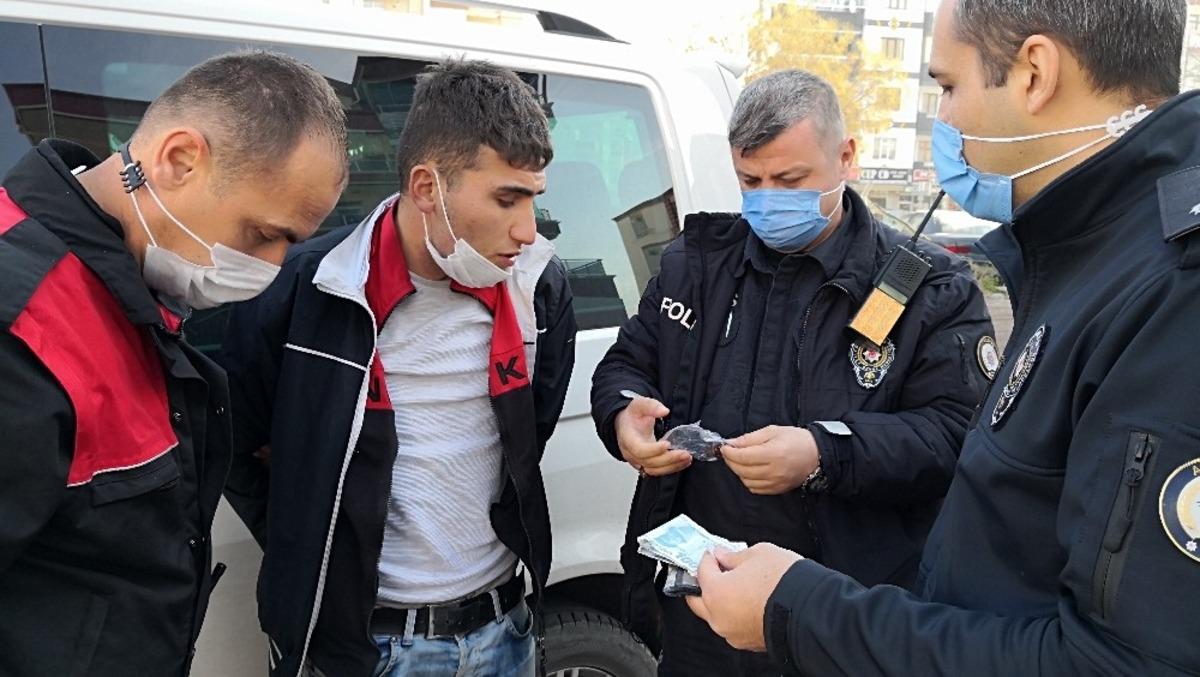 Kısıtlamayı ihlal edip sahte para ve eroinle yakalandı &ldquo;Bakkaldan aldım&rdquo; dedi