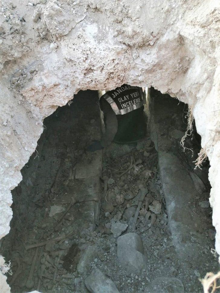 Tarlasını sürerken Roma dönemine ait toplu mezar buldu G3