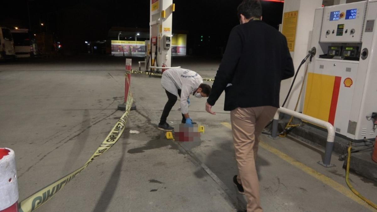 Ehliyetsiz s&uuml;r&uuml;c&uuml; benzin istasyonunda faciaya yol a&ccedil;ıyordu