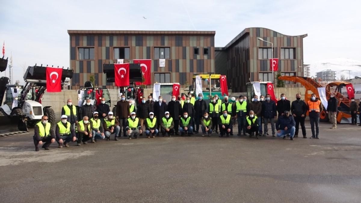 Van B&uuml;y&uuml;kşehir Belediyesi filosuna 12 iş makinesini daha aldı