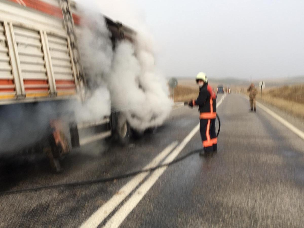 Seyir halindeki kamyonda yangın!