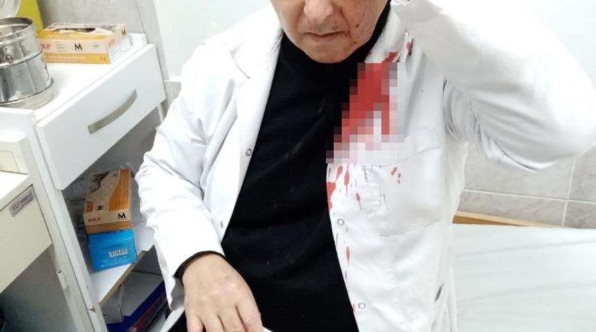 İzmir&rsquo;de doktora taşlı saldırı: Maske uyarısı yapan doktorun kafasını yardı