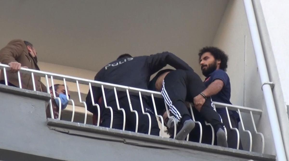7. kata &ccedil;ıkan genci, polis ve arkadaşı kolundan &ccedil;ekip kurtardı
