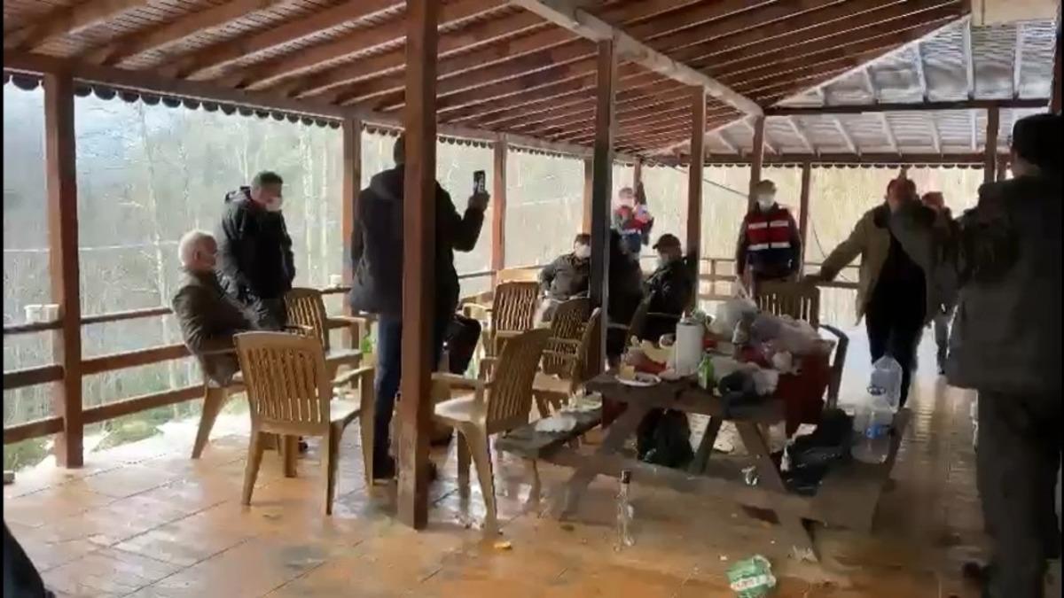 Sokağa &ccedil;ıkma kısıtlamasını ihlal ettiler, cezayı yediler