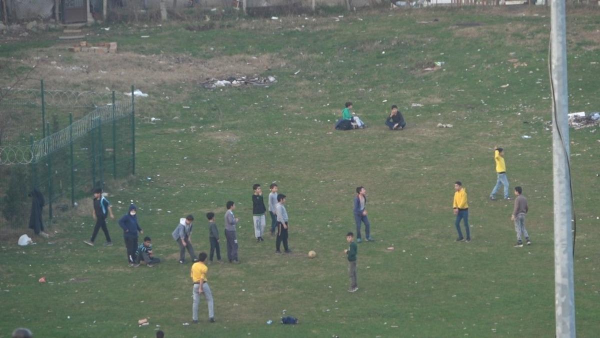 Sokağa &ccedil;ıkma kısıtlamasında piknik yaptılar, polisi g&ouml;r&uuml;nce ka&ccedil;tılar