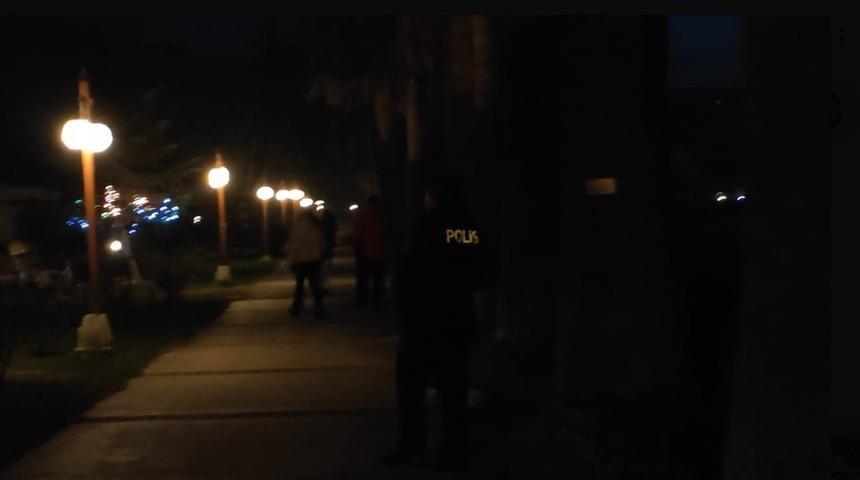 Kısıtlamada ateş yakıp eğlenen gençlere polis baskını