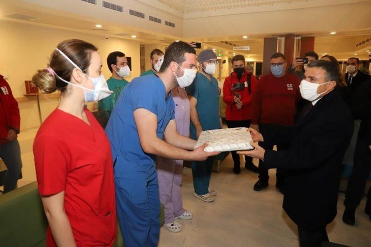 Vali Atay sağlık çalışanlarını ziyaret etti G1