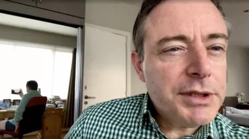 Bel&ccedil;ikalı milliyet&ccedil;i lider canlı yayına i&ccedil; &ccedil;amaşırıyla &ccedil;ıktı