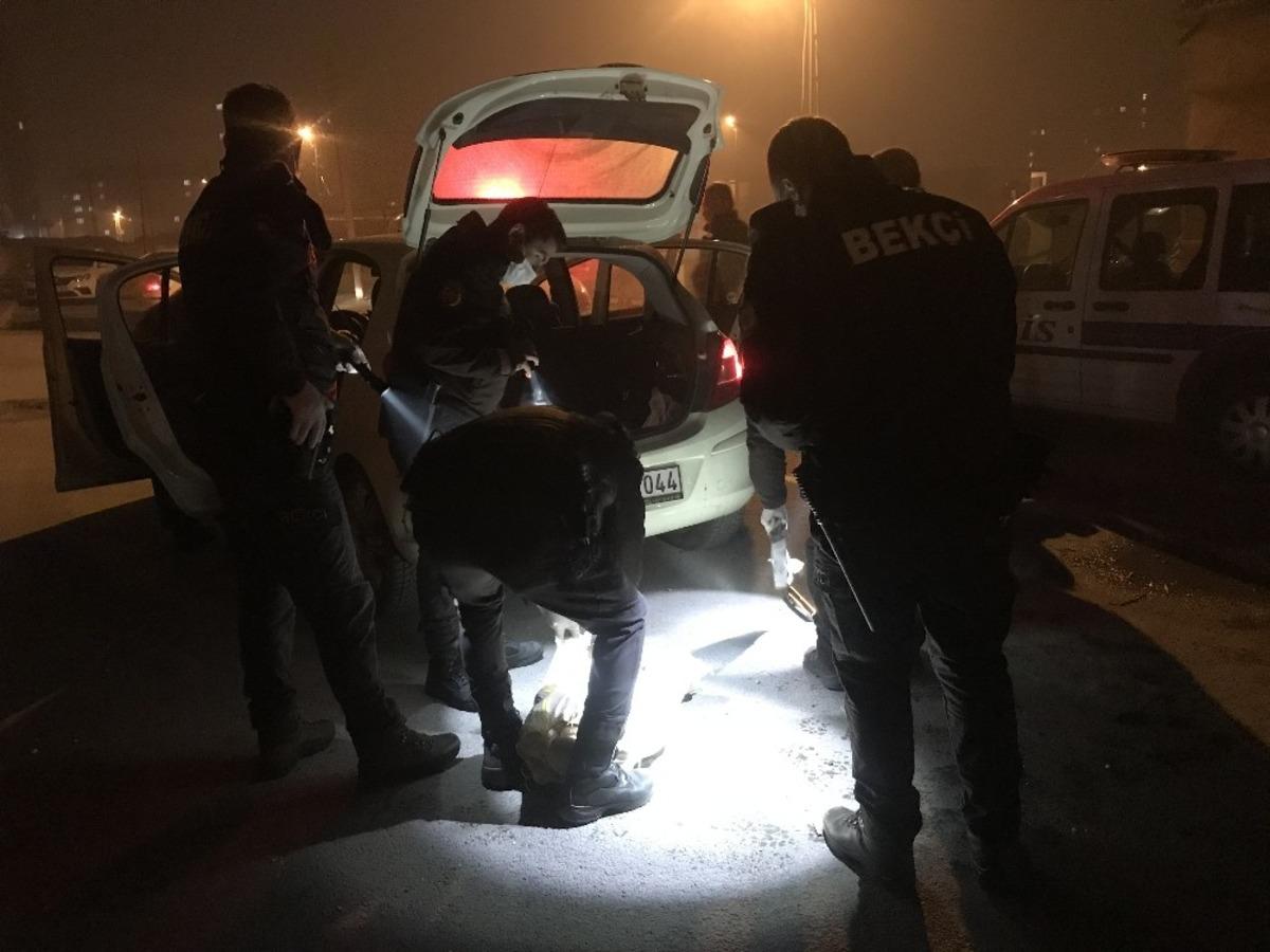 Polisten ka&ccedil;an otomobilden uyuşturucu ve tabanca &ccedil;ıktı