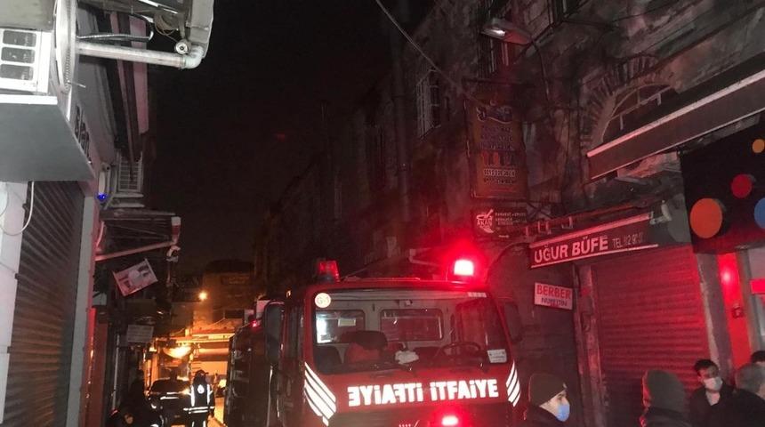 Fatih&rsquo;te bir handa &ccedil;ıkan yangında han bek&ccedil;isi hayatını kaybetti