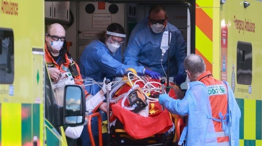İngiltere'de Covid-19 salgın artmaya devam ediyor: Kıdemli doktor, hastanelere 'yoğunluğa hazır olun' &ccedil;ağrısı yaptı