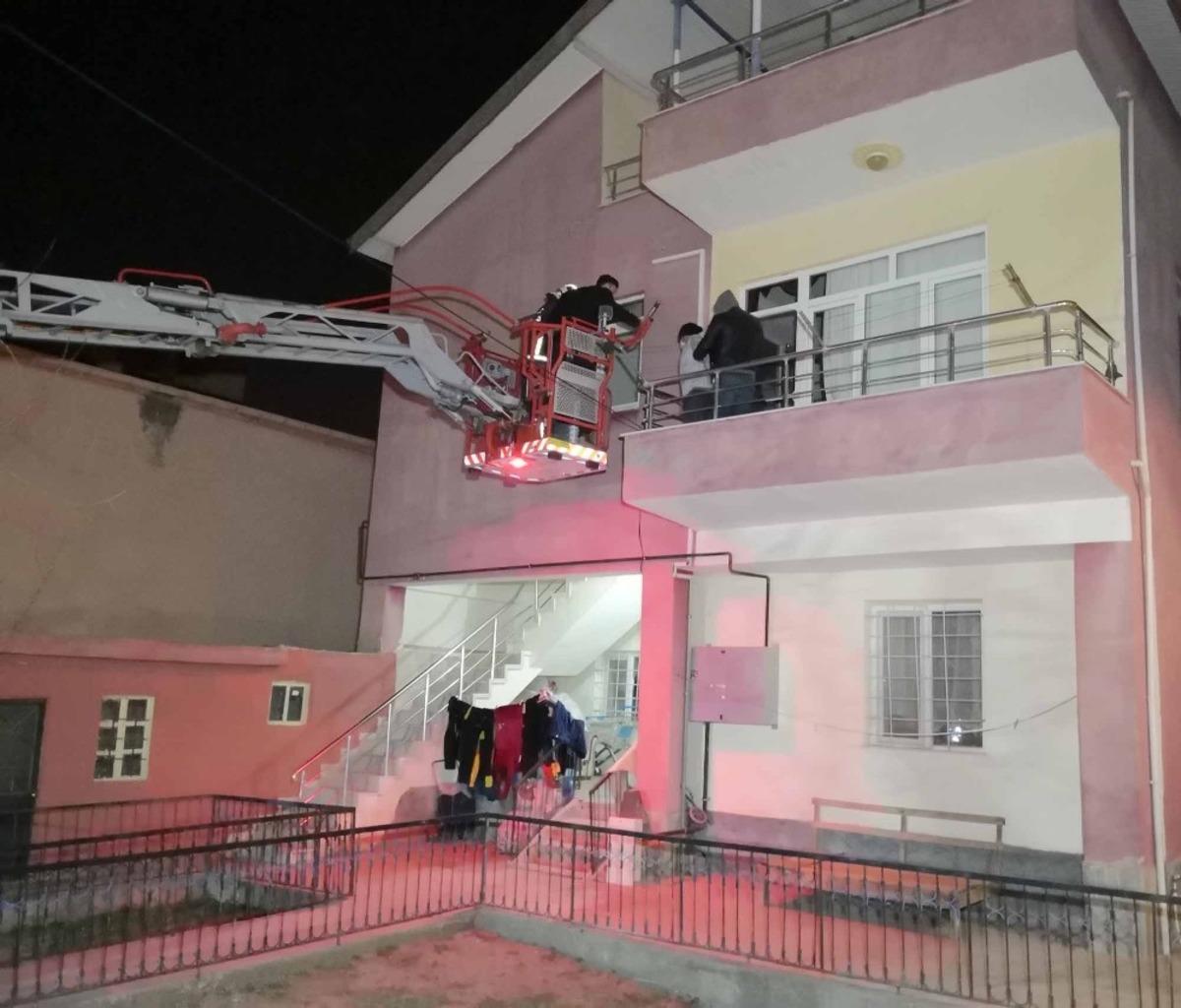 Kendisine emanet edilen evi soyan kiracı su&ccedil;&uuml;st&uuml; yakalanıp itfaiye merdiveniyle indirildi