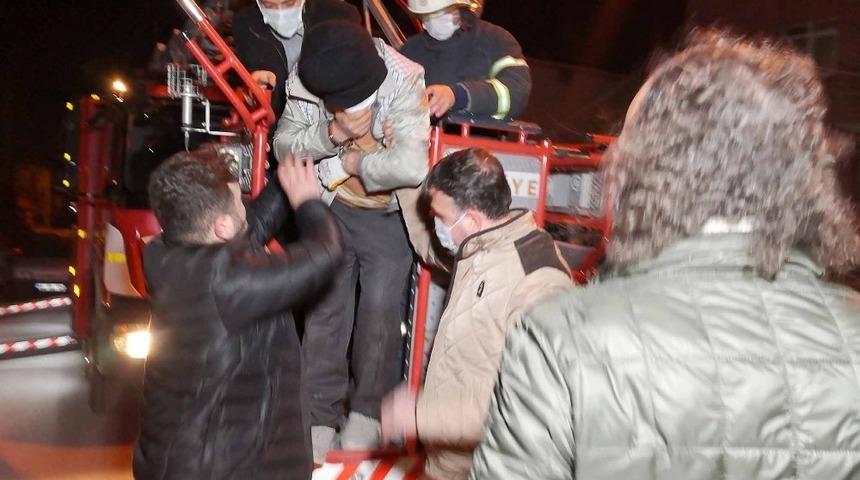 Aksaray'da kendisine emanet edilen evi soyan kiracı su&ccedil;&uuml;st&uuml; yakalanıp itfaiye merdiveniyle indirildi