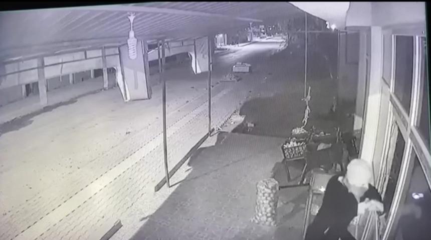 Kapıyı a&ccedil;mak isteyen hırsız camın kırılmasıyla paniğe kapılınca diğer camları da kırdı
