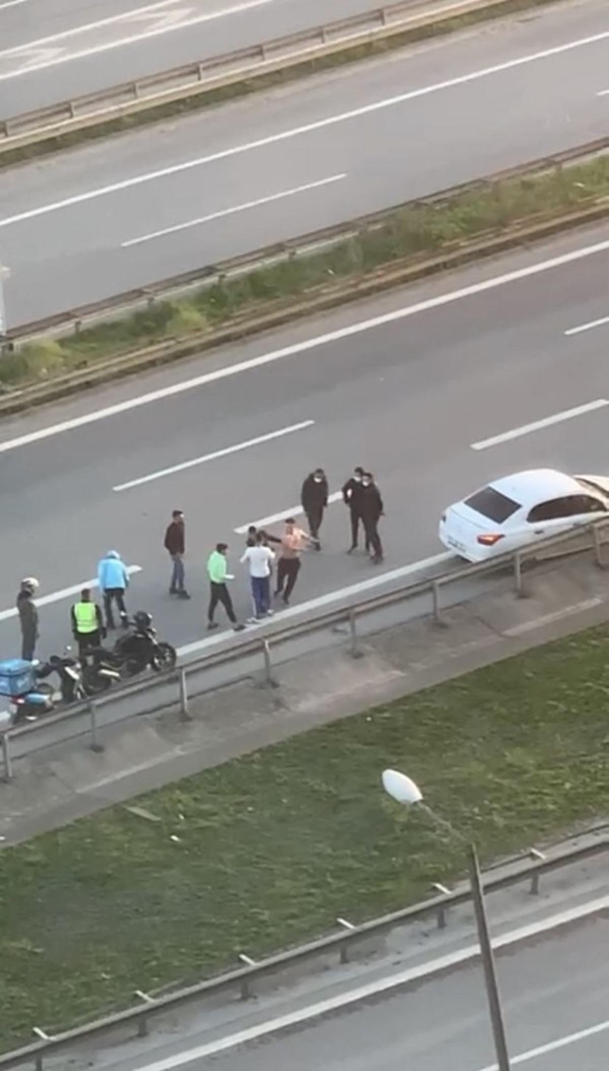 (&Ouml;zel) TEM Otoyolu&rsquo;nda tekme ve yumruklu yol kavgası kamerada