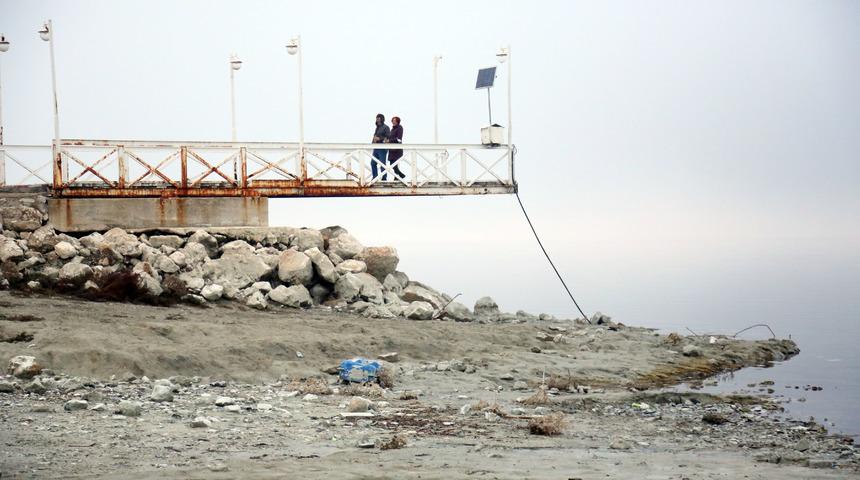 Burdur Gölü'nün suyu çekildi, iskele ortada kaldı