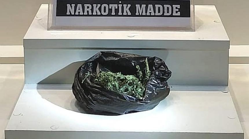 Polis kavga diye gitti, uyuşturucu ele ge&ccedil;irdi