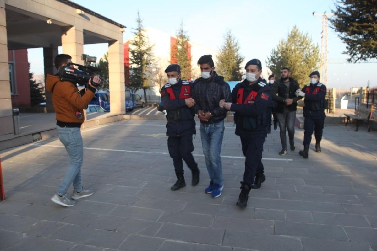 2 genci &ouml;ld&uuml;rerek g&ouml;men ş&uuml;pheliler: "İyi &ccedil;ekin"
