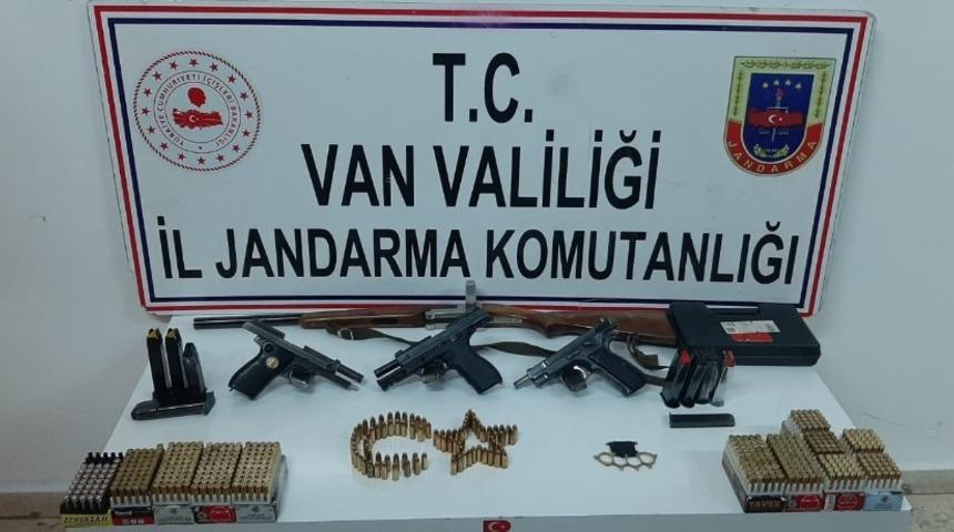 Erciş&rsquo;te &ccedil;ok sayıda ka&ccedil;ak silah ve m&uuml;himmat ele ge&ccedil;irildi