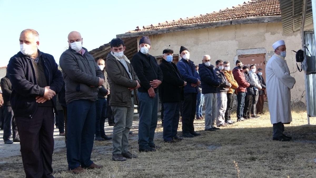 Garajda cesedi bulunan gen&ccedil; toprağa verildi
