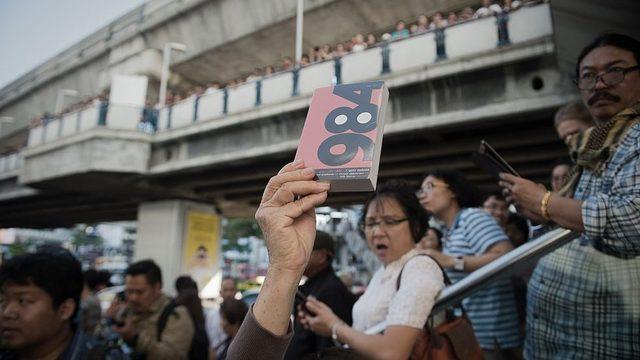 Şubat 2015'te Bangkok'ta yapılan darbe karşıtı bir eyleme katılanlar Orwell'in 1984 kitabını dağıttı.