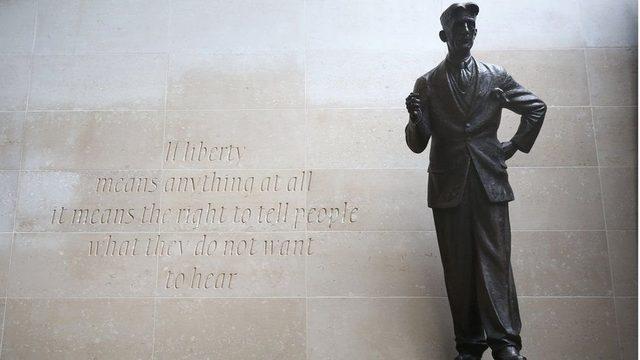 Londra'daki BBC merkezinin girişinde bir George Orwell heykeli bulunuyor.