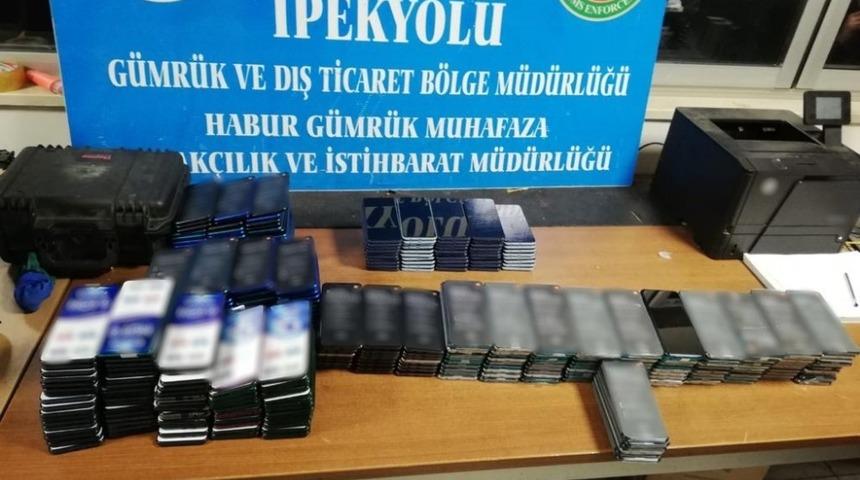 G&uuml;mr&uuml;k Muhafaza Ekiplerince Habur&rsquo;da y&uuml;zlerce cep telefonu ele ge&ccedil;irildi