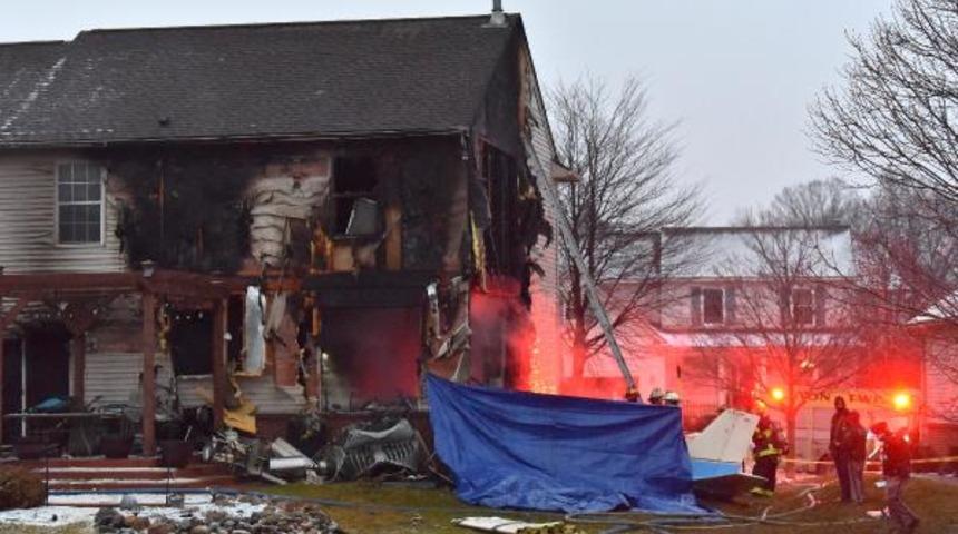 ABD’de küçük bir uçak evin üzerine düştü