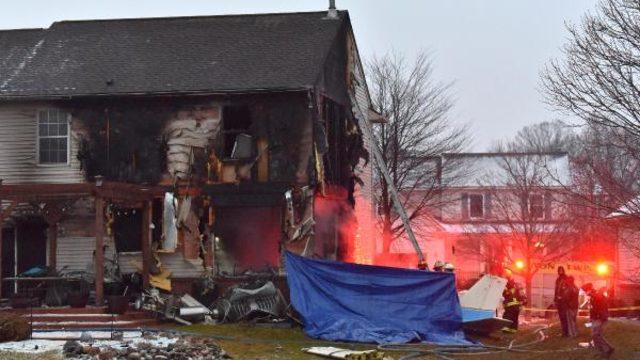 ABD’de küçük bir uçak evin üzerine düştü