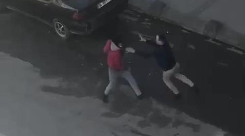 Arnavutköy'de ilginç görüntü! Önce kavga ettiler, sonra sarılıp uzaklaştılar