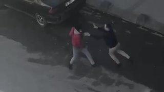 Arnavutköy'de ilginç görüntü! Önce kavga ettiler, sonra sarılıp uzaklaştılar