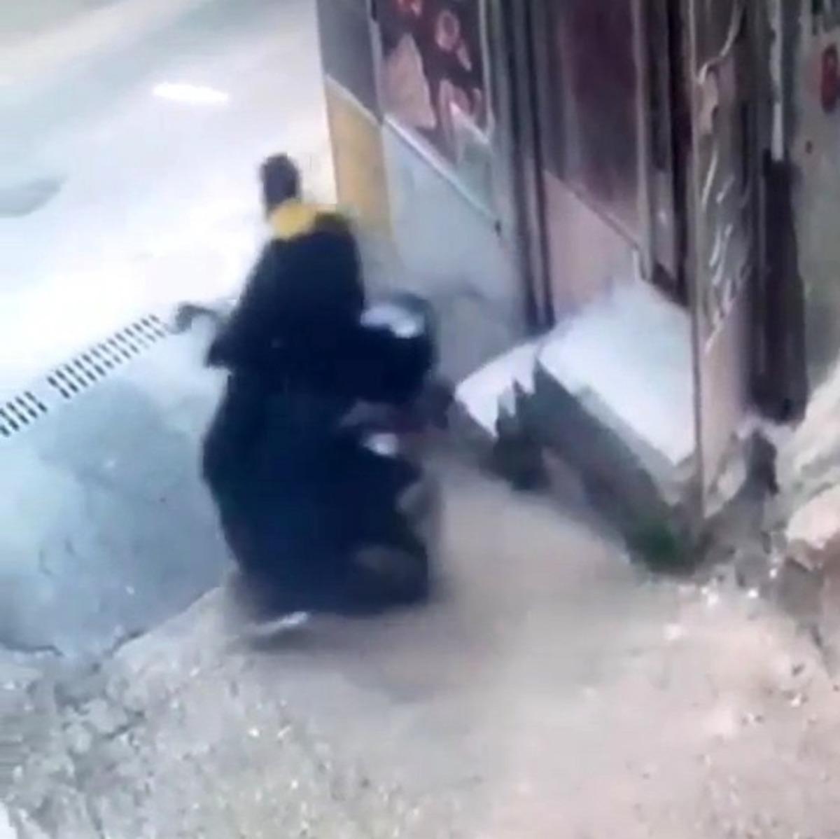 Bursa&rsquo;da g&uuml;peg&uuml;nd&uuml;z motosiklet hırsızlığı kamerada