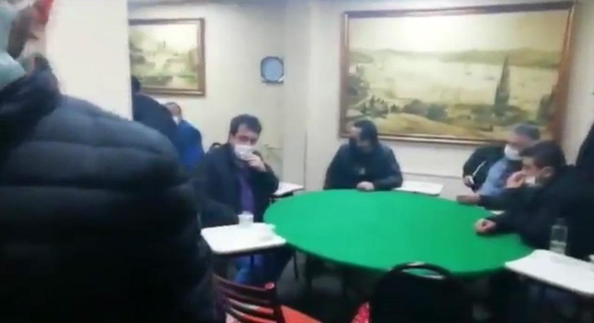 &Uuml;sk&uuml;dar&rsquo;da dernek g&ouml;r&uuml;n&uuml;ml&uuml; kumarhaneye baskın