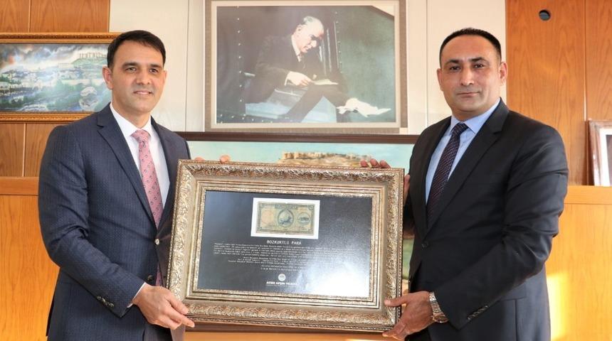 Başkan Yılmaz, &lsquo;Bozkurtlu paranın&rsquo; orijinalini Altınok&rsquo;a taktim etti