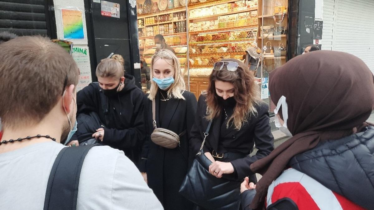 Turistlerin İstiklal&rsquo;in orta yerinde yaptıkları pes dedirtti
